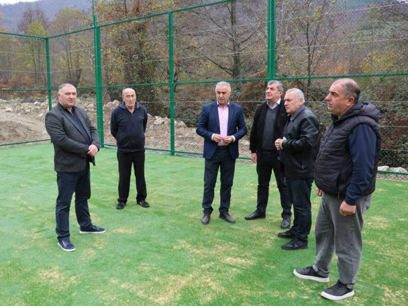 ცაგერის მუნიციპალიტეტის მერი, ჭაბუკი ჭაბუკიანი სოფელ ქულბაქში ხელოვნურსაფარიანი კომბინირებული სპორტული მოედნის მოწყობისთვის განხორციელებულ სამუშაოებს გაეცნო